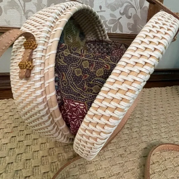 Round wicker crossbody purse - Picture 4 of 7